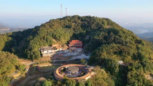 航拍信宜太华山,山上有一巨鼓,高达2.2米,直径4.5米,重23吨