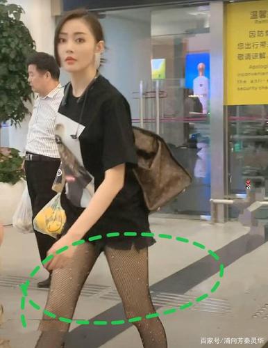 张天爱机场太高调,穿黑色丝袜大秀身材,未修图的腿太