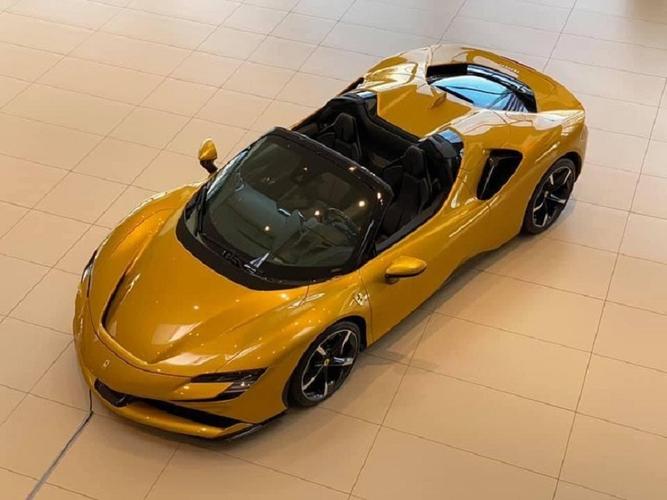 海外实拍法拉利sf90 spider,油与电的性感碰撞,爆发1000马力!