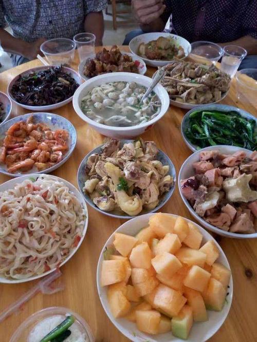 3,回到婆家,爸爸为我准备一大桌菜,大鱼大肉!
