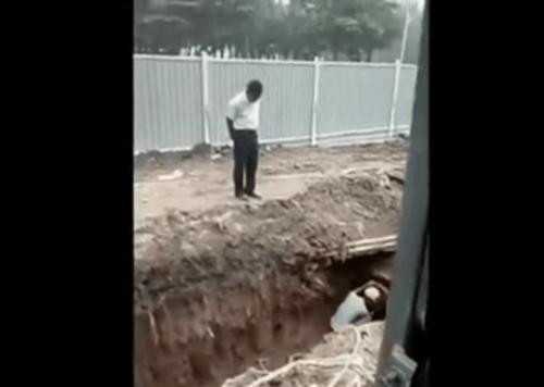 广东工地现场小伙一个人干活八个领导盯着 网友: 难怪