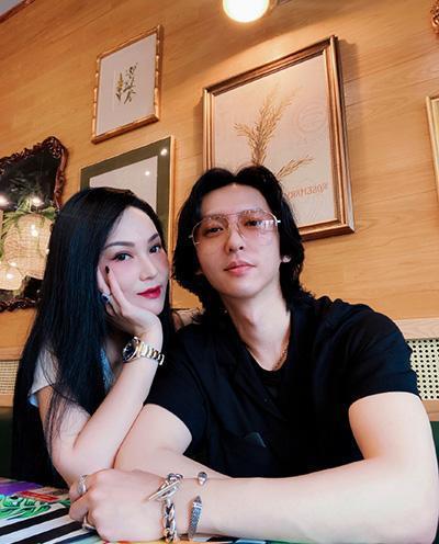 张淇秀恩爱晒合照被赞有夫妻相 张淇老婆韦佳照片个人