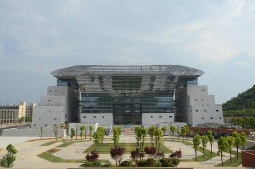 (图片来源:贵州师范大学官网)图书馆,有没有一种霸气外露的感觉(图片