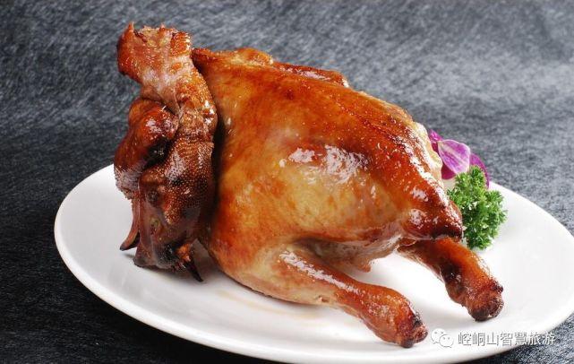 静宁烧鸡亦称静宁卤鸡,是平凉市静宁县一带的特色传统名菜,属于甘肃菜