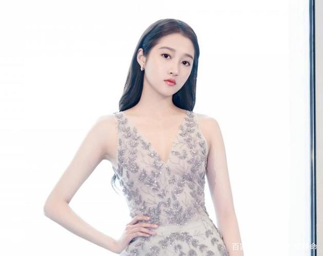 国民闺女关晓彤,深v礼服裙,身材是多少女孩羡慕不来的