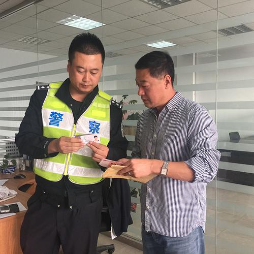 3.高速交警与中石油山海关服务区联动,及时帮失主找回丢失的财物.