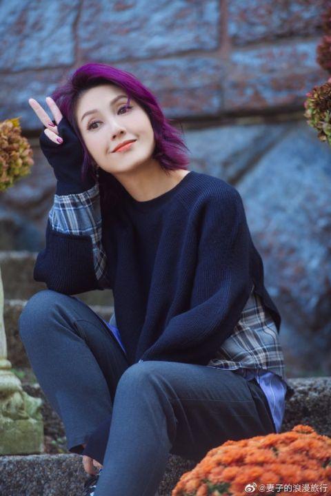 近日,《妻子的浪漫旅行》曝光一组剧照,杨千嬅轻松驾驭时尚运动两种