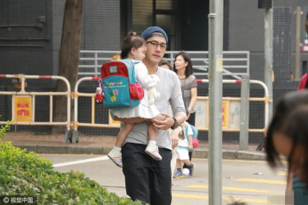 刘恺威接小糯米放学 疼爱有加