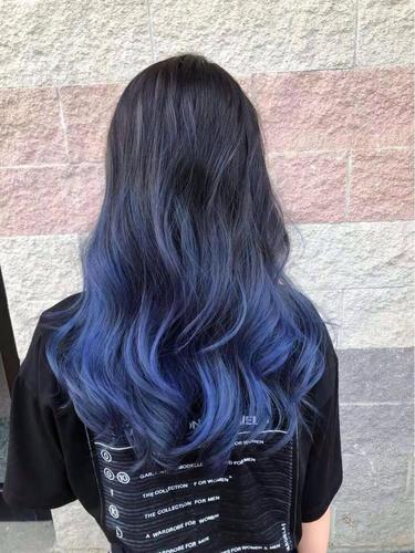的冷色调蓝,就可以尝试  从发尾一直染到后脑勺,卷发的渐变效果爆吹!