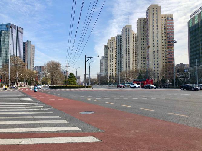 2020疫情中的街景,人少了,车也少了.