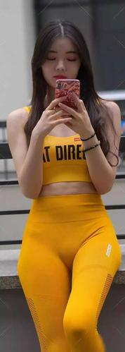 女孩不要把瑜伽裤勒得太紧!时尚不是凹凸有致,还有美丽的韵律!