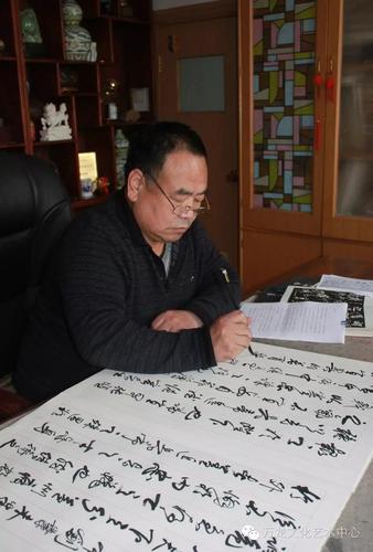 著名书法家王庆新1948年10月生,山东省嘉祥县人.