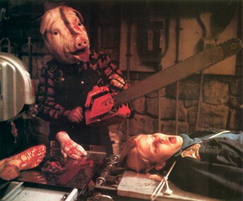 地狱旅馆 恐怖gif 猪头男手里拿着电锯要干嘛?