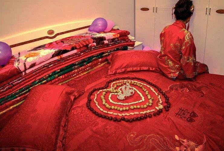 为什么新娘出嫁时,娘家要自带那么多被子做嫁妆呢?看完算知道了