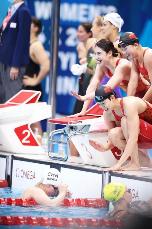 当日,在东京奥运会游泳女子4x200米自由泳接力决赛中,中国队夺得冠军.