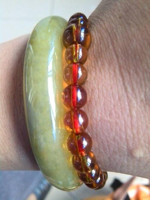 行家们帮我看看这是不是天然黄水晶,?谢谢