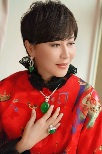 组图:刘嘉玲晒红色印花长褂美照庆新年 戴全套翡翠首饰超吸睛