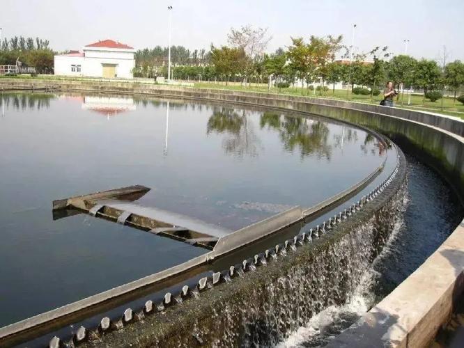 而在实际连续运行的沉淀池中,由于水流从出水堰顶溢流会带来水流的