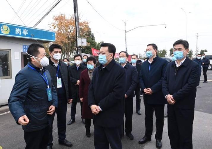 12月21日,省委书记袁家军赴上虞区曹娥街道国庆村,检查封控村社管控