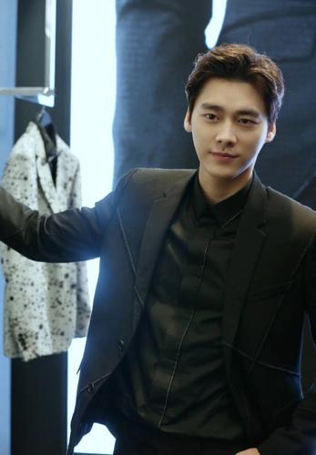 李易峰终于换发型了,不连接层次搭配露额四六分,更显成熟气质!