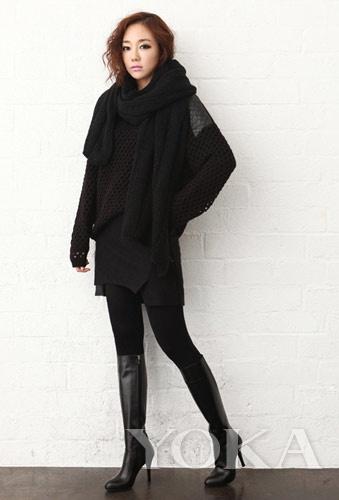 黑围巾和黑色造型的搭配稍显暗淡