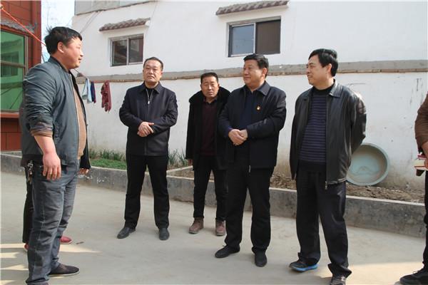 县长李锡勇到大许寨镇入户走访