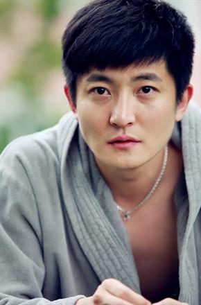 星 座:                       巨蟹座职 业:演员   郭京飞出生在北京