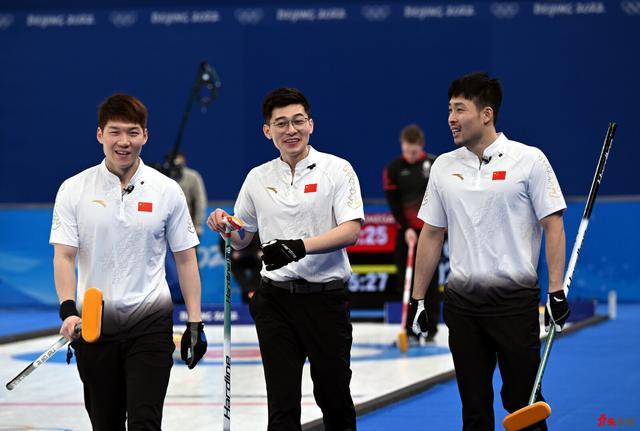 冬奥我在赛场中国男子冰壶5比4击败丹麦队获得首胜