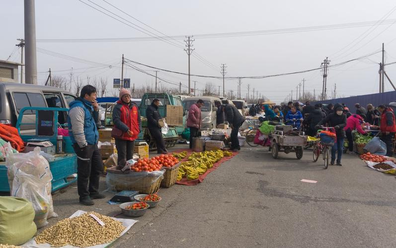马上要过年了,农村集市上人却不多,商贩:都不买年货了