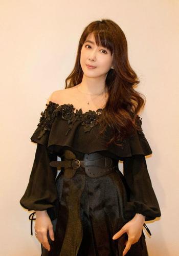 孟庭苇气质太惊艳,波点纱裙配麻花辫太减龄,完全看不