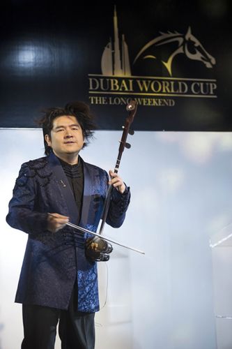 陈军亮相迪拜国际赛马节 中国二胡演绎《新赛马》