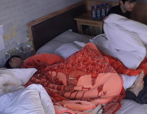 原创王俊凯光脚在地板上跑,镜头扫到他的脚底,网友:三天没洗过脚?