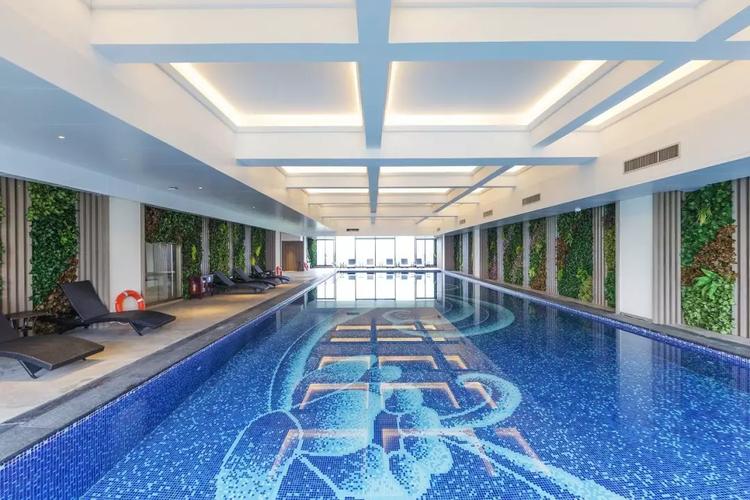 周末通用不加收!畅游室内恒温泳池 超大观景室外泳池!含两大一小豪华