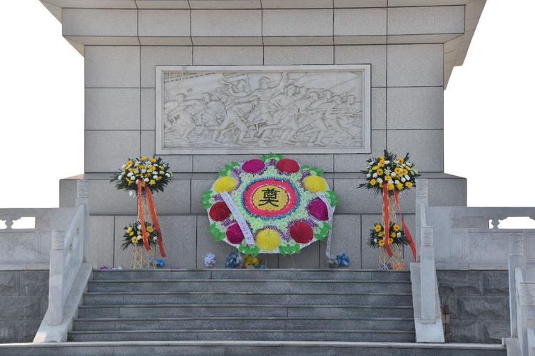 革命烈士永垂不朽——清丰县明月湖小学清明节祭扫烈士陵园活动