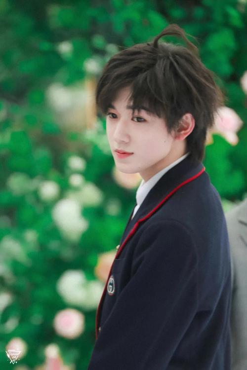 宋亚轩照片我的少年带着光惊艳了我的青春