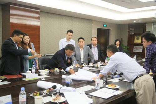 总裁莫斌,副总裁谢树太等领导的陪同下,林国泰主席一行参观了碧桂园