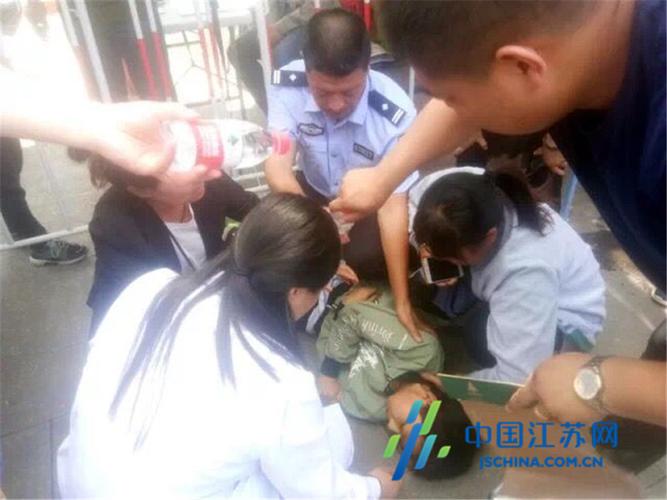 孩观赛中暑晕倒 执勤民警紧急施救
