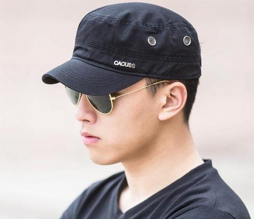 男生出游戴帽子星味十足,怎一个帅子了得?