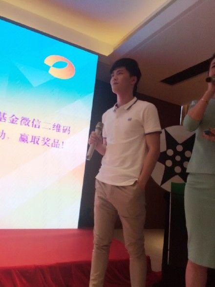 宁桓宇你觉得我配她吗# 你的腿太细啦,你的肌肉太吓人啦,你的胳膊有