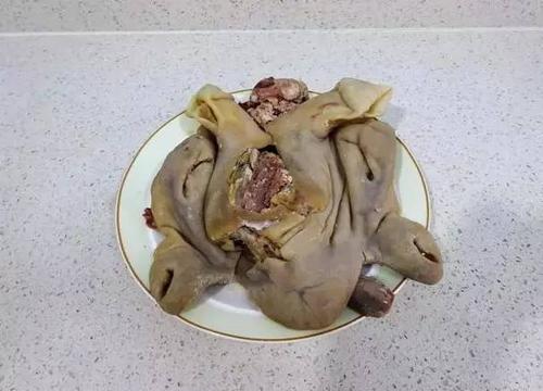 11剔好骨的羊头肉整理一下包上保鲜膜放入冰箱冷藏几小时.