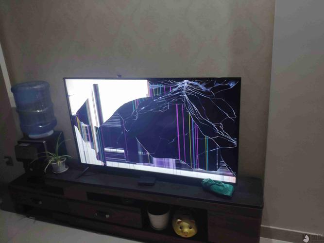 50英寸4a小米电视由于支架断裂造成电视摔坏.