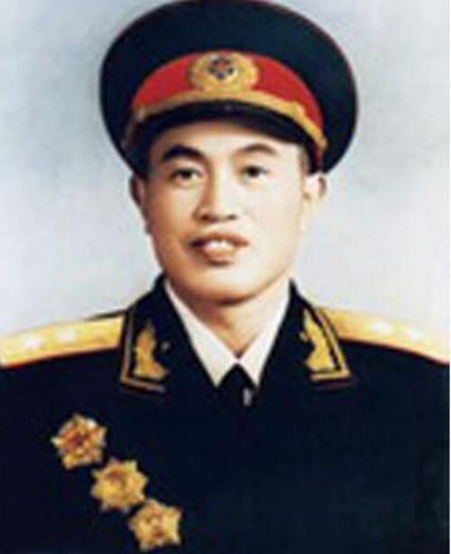 他是伟人破格授予的中将官至大军区司令儿子少将女儿成就非凡