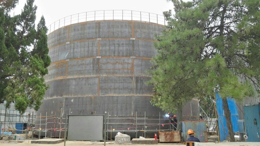 目前,储罐第六圈罐壁板正在焊接中