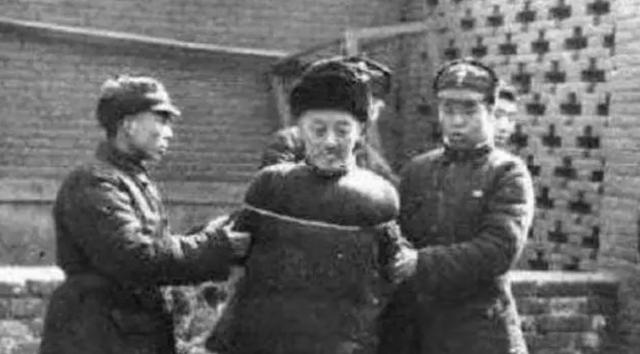 为了抓这个头号叛徒他不断给叛徒送钱把家产卖光终将其抓获