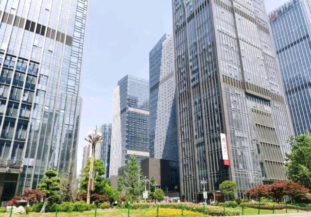 南宁五象新区和贵阳金融城夜间内透对比,这差距也太大了