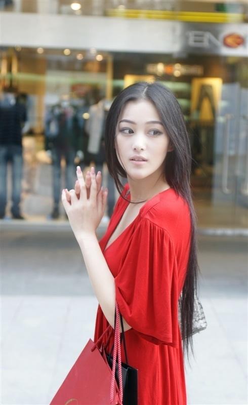 性感美女张馨予街拍写真 很有女人味道
