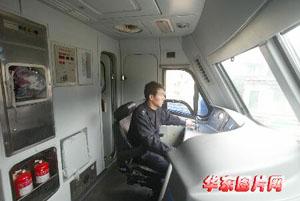(屠知力)   "东风"11g新型牵引机车驾驶室里更为宽敞和明