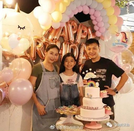 杨茜尧不见踪影杨卓娜爱女12岁生日清秀可爱劲抢镜