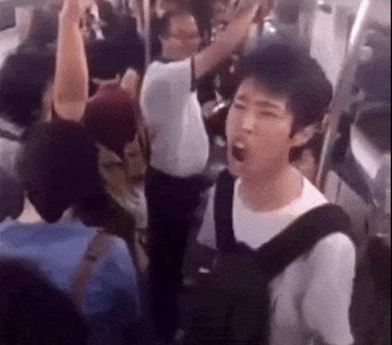 " 我叫马牛逼!你知道我有多牛逼吗?我敢吃屎,越吃越牛逼!