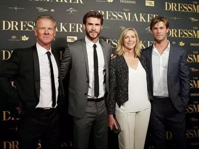 实际上,看"锤弟"liam hemsworths和父母以及大哥